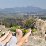 Eine natürliche Fußreflexzonenmassage vor traumhafter Bergkulisse - also nichts wie raus aus den Schuhen!